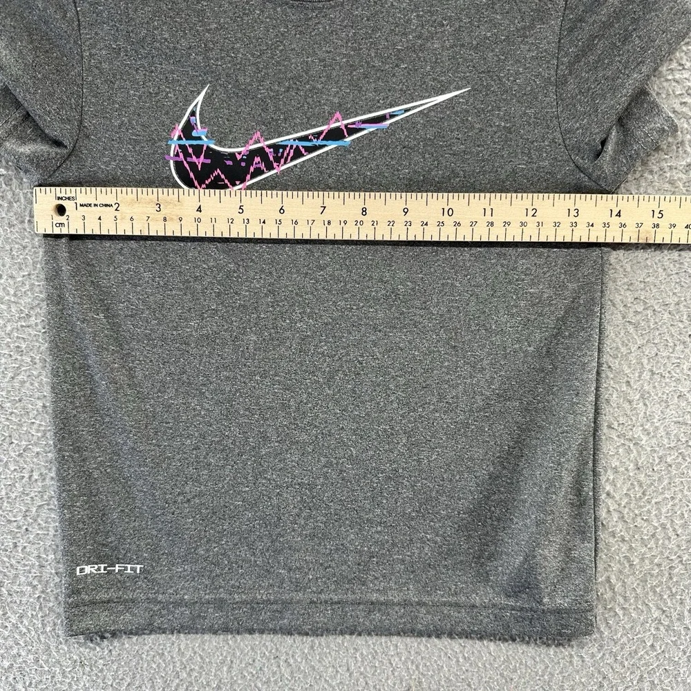 Nike Dri-Fit T-Shirt Boy Size 6 (M)  Gray Big Nike Check Logo Short Sleeve Shirt